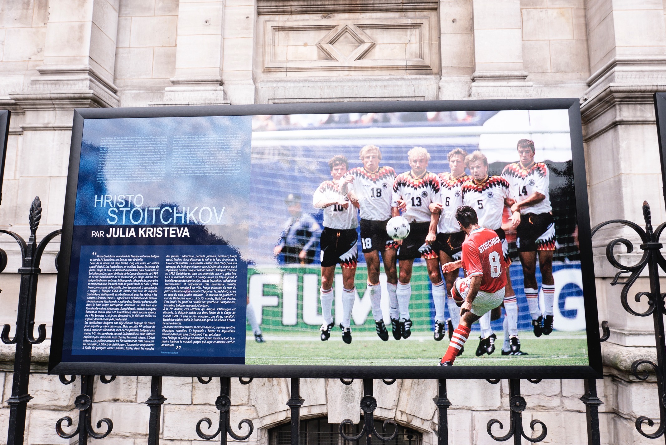 Julia Kristeva - Stoitchkov -  Exposition « Football de légendes, une histoire européenne », Parvis de l'Hôtel de Ville, Paris