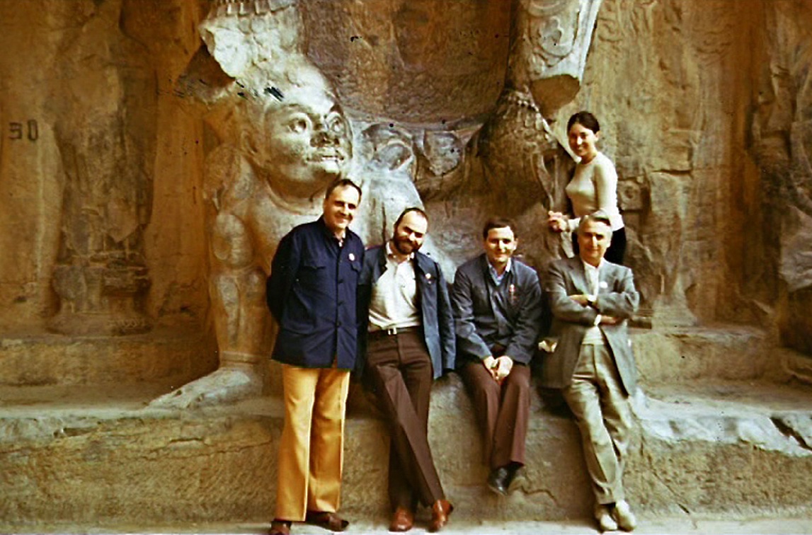 Julia Kristeva, Philippe Sollers, Roland Barthes, Marcelin Pleynet en Chine, grottes de Longmen.