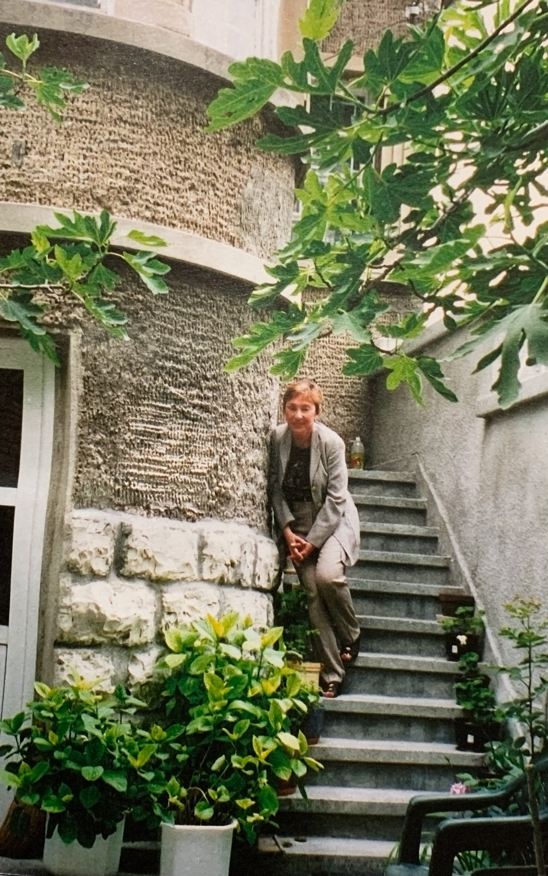 Юлия Кръстева пред родния си дом в Сливен, България, 2002 г.