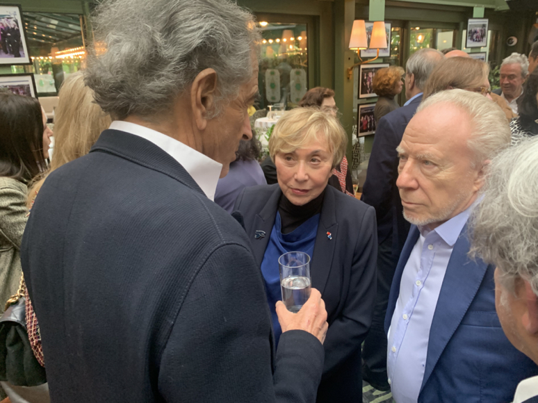 Bernard-Henri Lévy, Julia Kristeva, Pierre Leroy, Christian de Portzamparc, Antoine Gallimard (au fond) Bernard-Henri Lévy, Julia Kristeva, Pierre Leroy, Christian de Portzamparc, Antoine Gallimard (au fond)